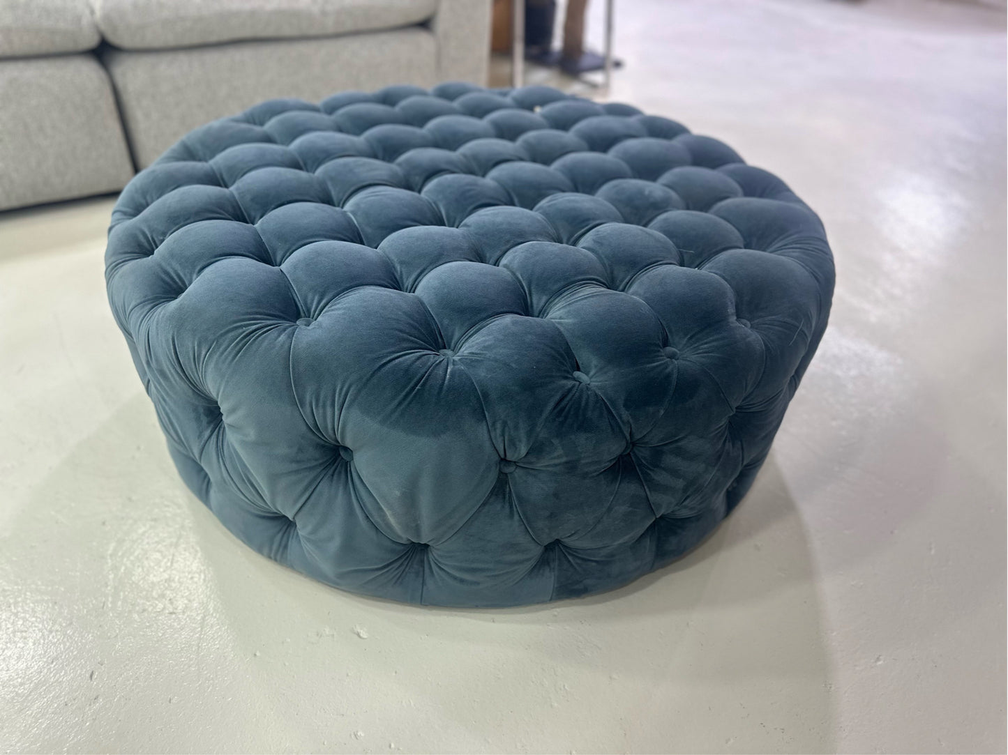 Ottoman round blue velvet