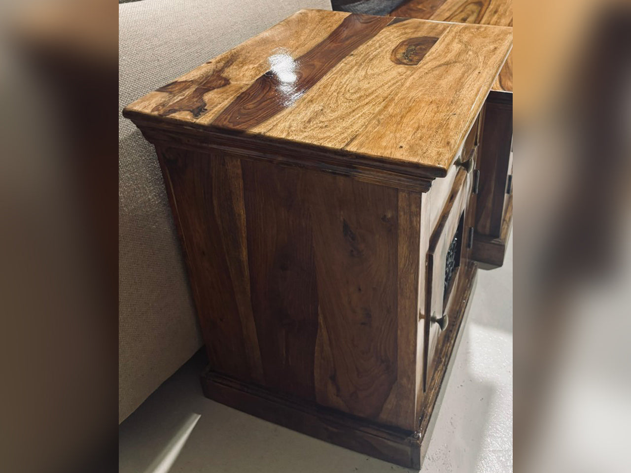 Sheesham – Carved Wood Bedside Table